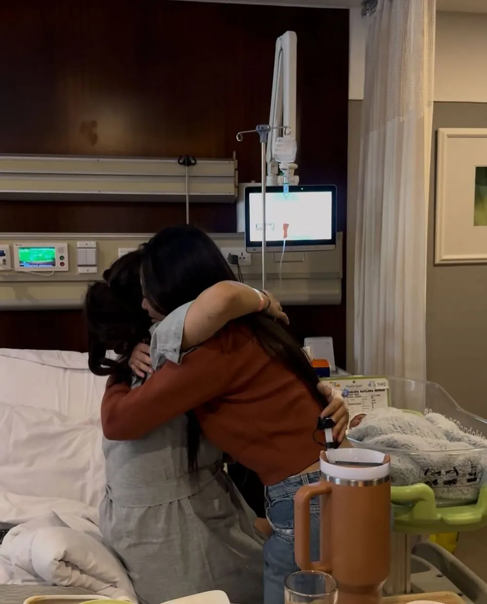 Fuji dan Rachel Vennya kunjungi Erika usai lahiran © 2025 brilio.net Fuji dan Rachel Vennya kunjungi Erika usai lahiran © 2025 brilio.net