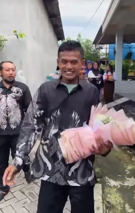 Pria ini niat datang melamar kekasih © TikTok Pria ini niat datang melamar kekasih © TikTok