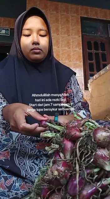 gadis dapat kerjaan potong bawang merah © TikTok
