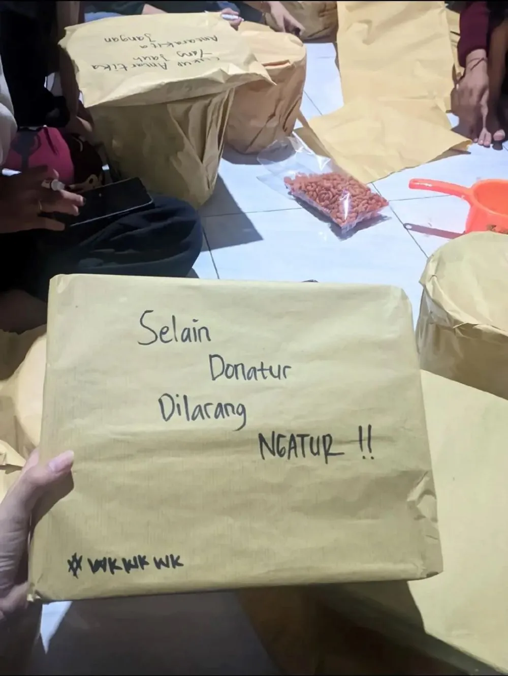 tulisan lucu di bingkisan 17an © 2025 TikTok tulisan lucu di bingkisan 17an © 2025 TikTok