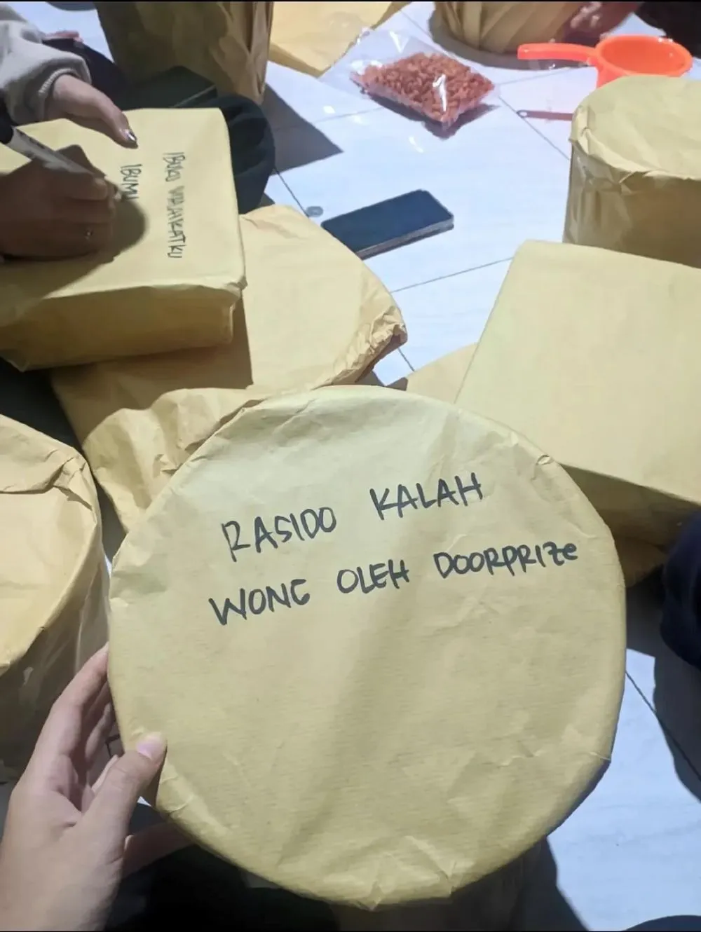 tulisan lucu di bingkisan 17an © 2025 TikTok tulisan lucu di bingkisan 17an © 2025 TikTok