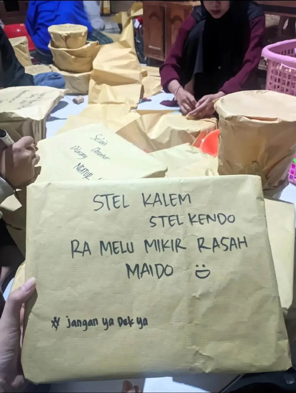 tulisan lucu di bingkisan 17an © 2025 TikTok tulisan lucu di bingkisan 17an © 2025 TikTok