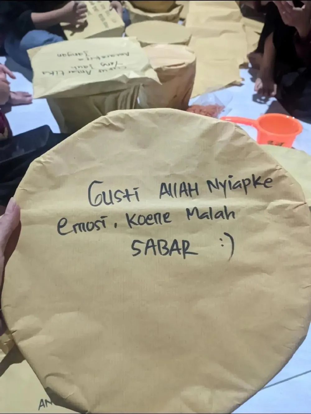 tulisan lucu di bingkisan 17an © 2025 TikTok tulisan lucu di bingkisan 17an © 2025 TikTok