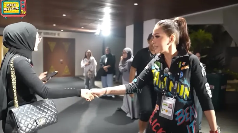 Mulan Jameela keciduk salaman dengan Maia © YouTube