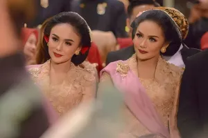 Selalu tampil stunning di setiap momen, ini 11 beda gaya Krisdayanti dan Yuni Shara saat berkebaya