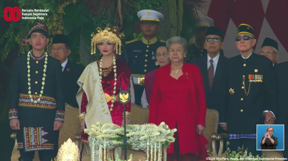 Gibran dan Selvi Ananda di upacara HUT © YouTube