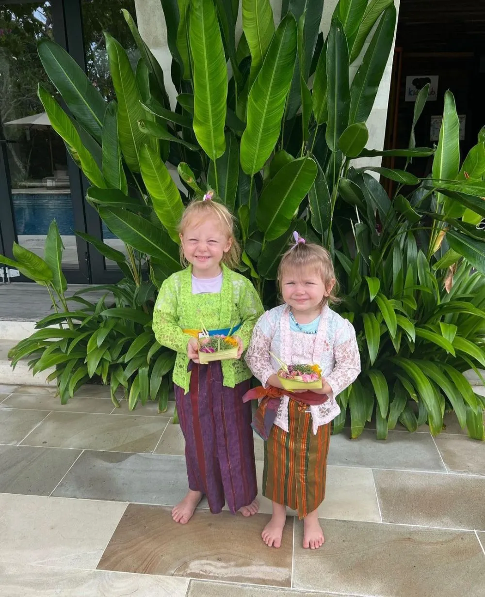 anak seleb blasteran pakai baju adat © 2023 brilio.net anak seleb blasteran pakai baju adat © 2023 brilio.net