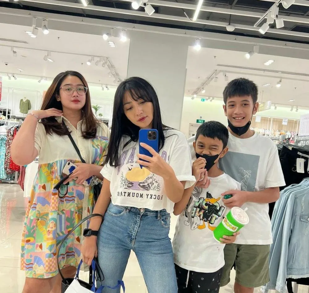 9 Momen kebersamaan Hesti Purwadinata bareng putra sulungnya © Instagram