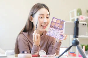 Pengin wajah glowing seharian? Ini 8 tips makeup tahan lama seharian salah satunya pakai highlighter