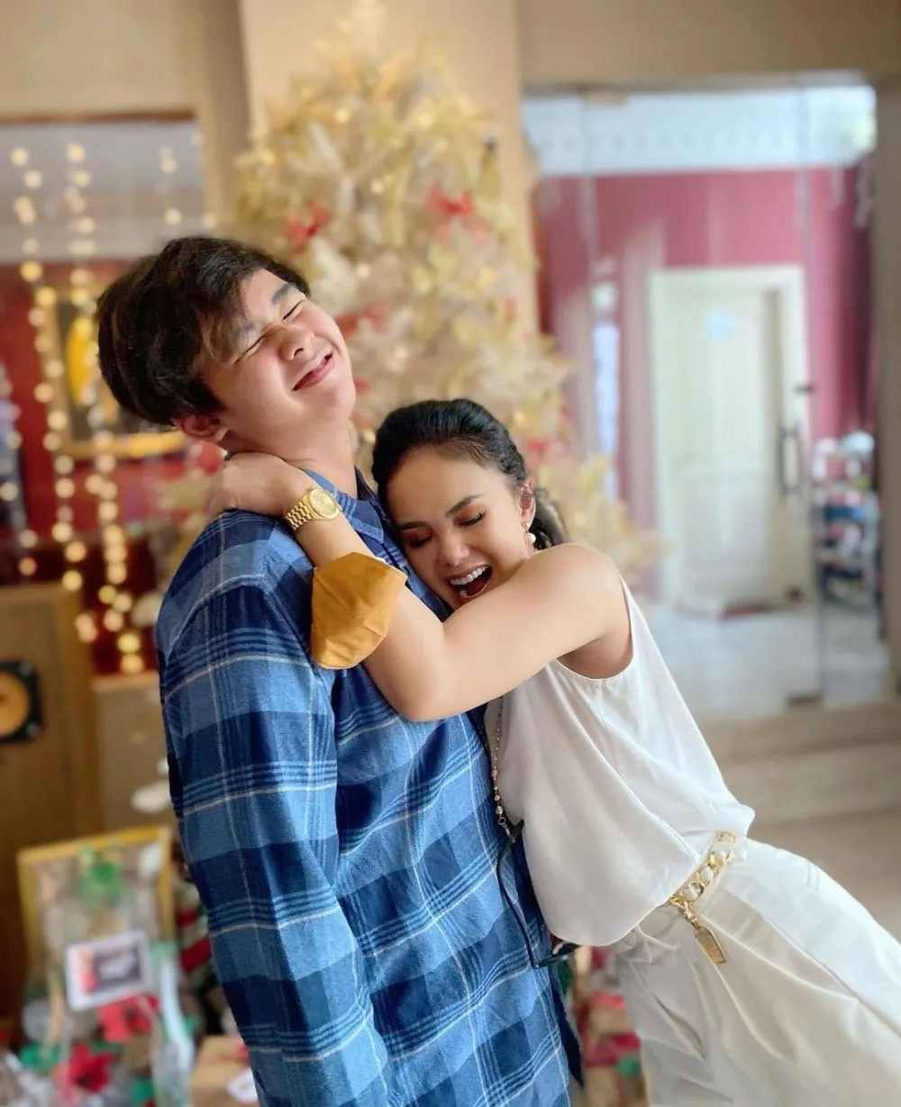 Yuni Shara bareng anak bungsu © 2022 berbagai sumber