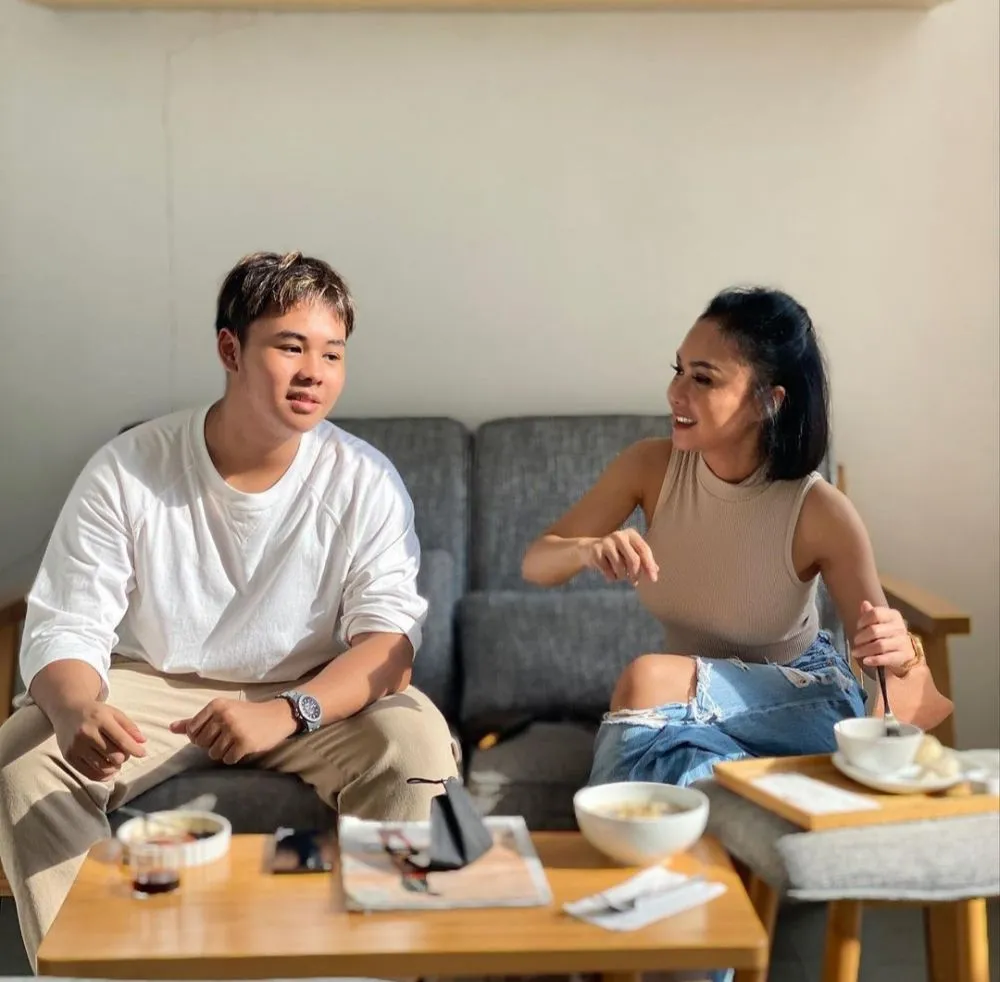 Yuni Shara bareng anak bungsu © 2022 berbagai sumber