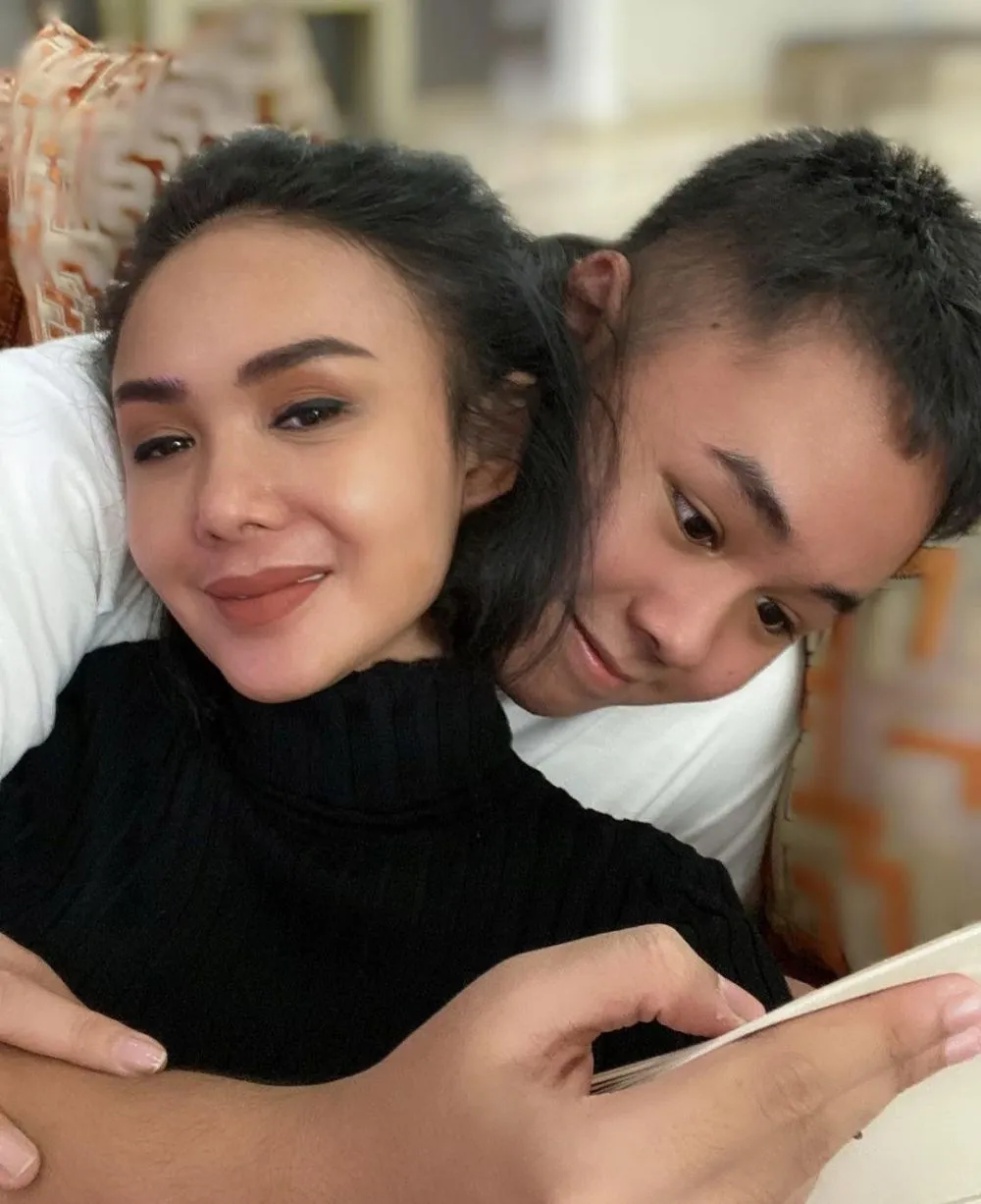 Yuni Shara bareng anak bungsu © 2022 berbagai sumber