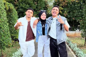 11 Potret Diva Aurel penyanyi Tabola Bale bersama Silet Open Up yang viral di HUT RI ke-80