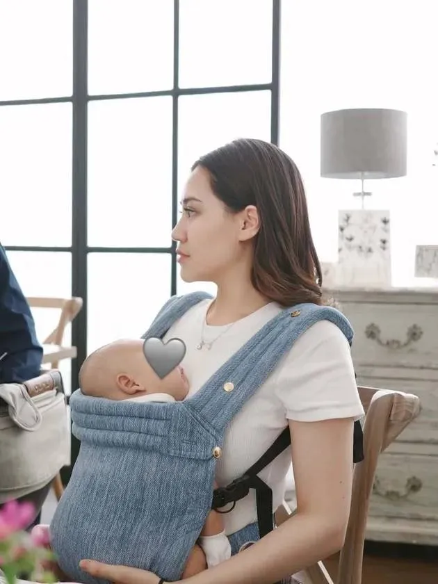 Aaliyah Massaid gendong anak pertamanya © 2025 Instagram