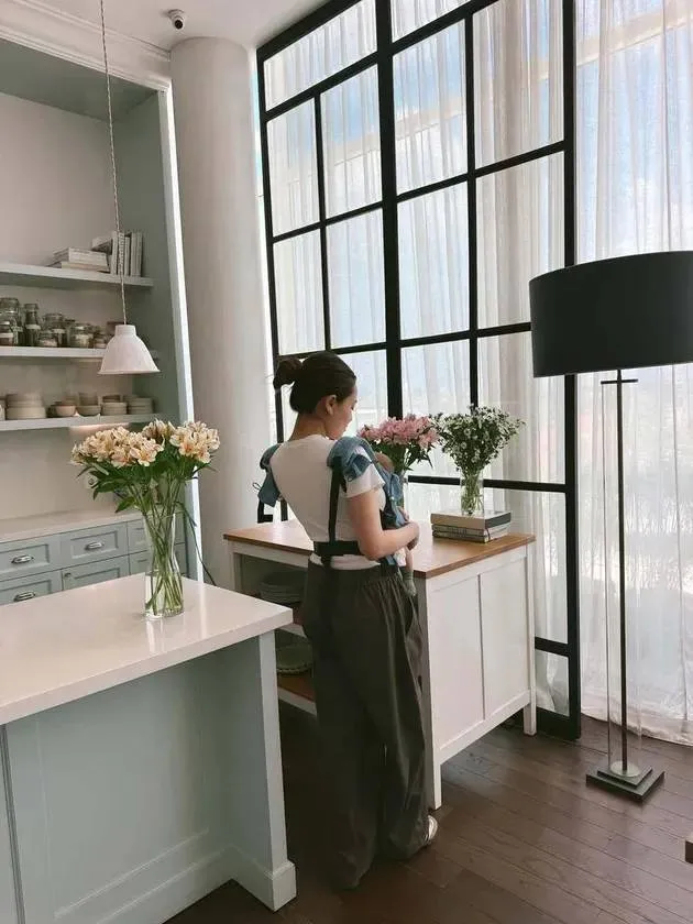 Aaliyah Massaid gendong anak pertamanya © 2025 Instagram