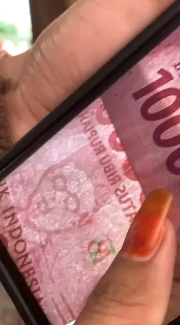 penjaga warung ini tunjukkan bedanya uang palsu © TikTok