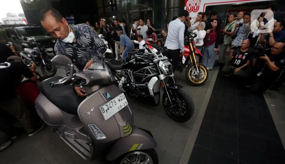 Kendaraan mewah Wamenkar Immanuel Ebenezer disita KPK © 2025 brilio.net