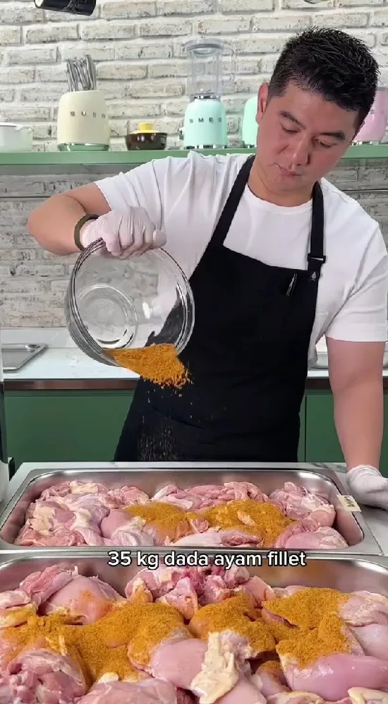 Chef Arnold bagi-bagi makanan gratis © Instagram Chef Arnold bagi-bagi makanan gratis © Instagram