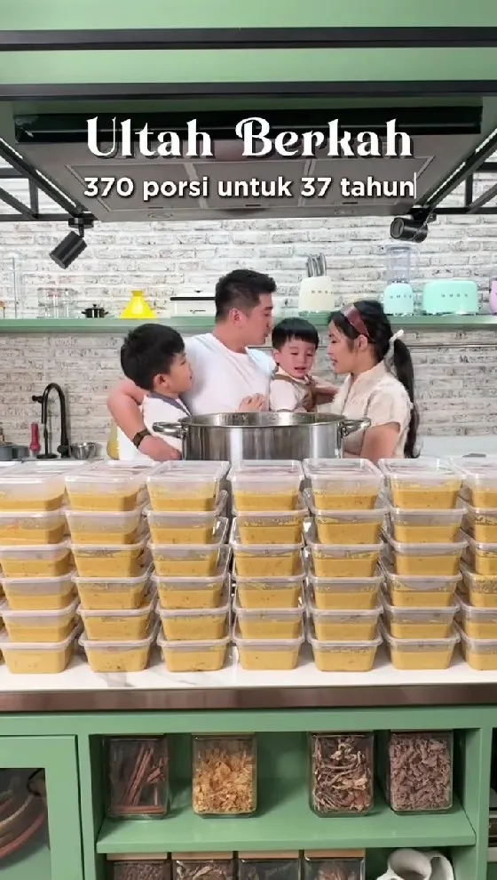 Chef Arnold bagi-bagi makanan gratis © Instagram Chef Arnold bagi-bagi makanan gratis © Instagram