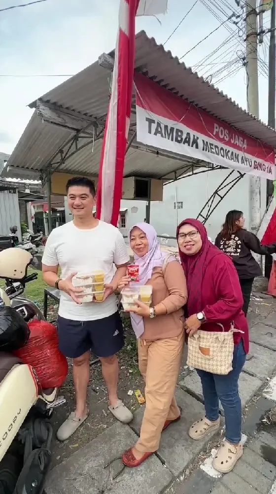 Chef Arnold bagi-bagi makanan gratis © Instagram Chef Arnold bagi-bagi makanan gratis © Instagram