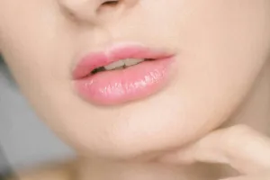 Pengin punya tampilan bibir tebal? Lakukan 3 tutorial simpel ini buat bentuk bibir makin indah