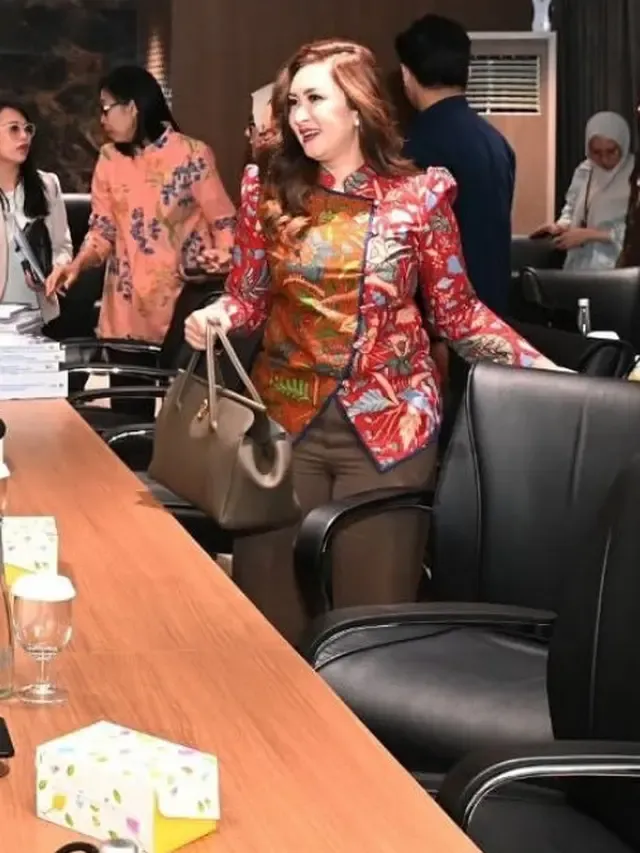 nafa urbach tenteng tas 80 juta saat kerja di dpr © 2025 brilio.net