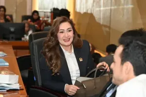 Potret gaya Nafa Urbach tenteng tas Rp80 juta saat rapat kerja DPR