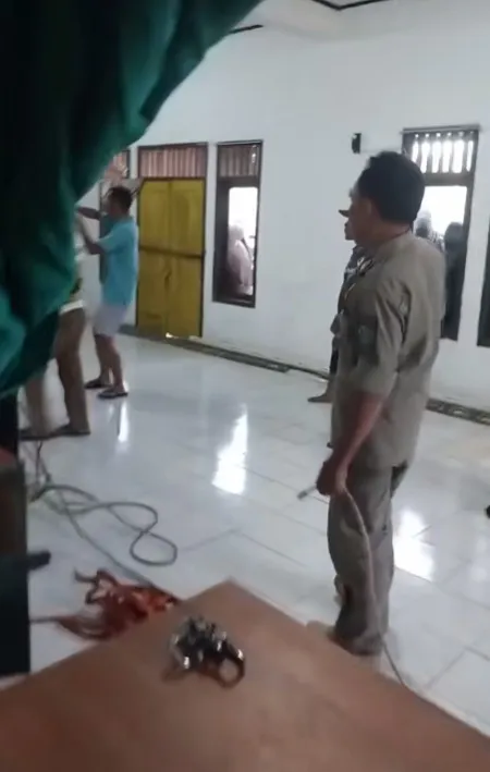 macan tutul masuk balai desa Kuningan © TikTok macan tutul masuk balai desa Kuningan © TikTok