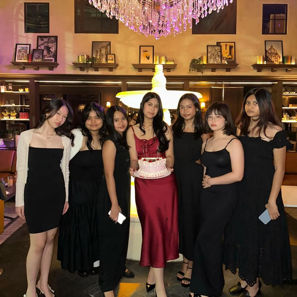 potret almira saat kenakan dress © instagram