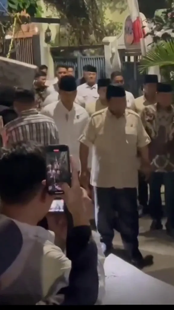 Prabowo Subianto temui keluarga Affan Kurniawan © 2025 brilio.net Prabowo Subianto temui keluarga Affan Kurniawan © 2025 brilio.net