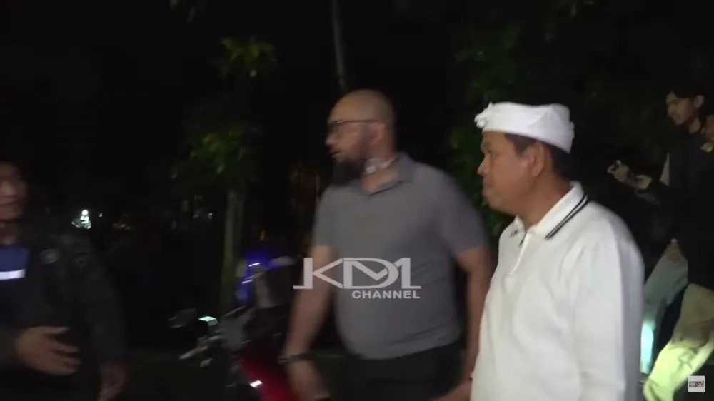 Dedi Mulyadi dilempari botol massa aksi © 2025 YouTube Dedi Mulyadi dilempari botol massa aksi © 2025 YouTube