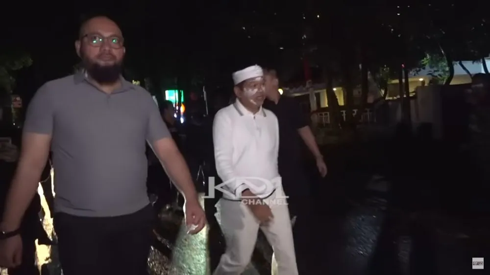 Dedi Mulyadi dilempari botol massa aksi © 2025 YouTube Dedi Mulyadi dilempari botol massa aksi © 2025 YouTube