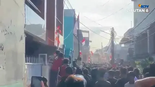 Rumah Ahmad Sahroni digeruduk massa © 2025 berbagai sumber Rumah Ahmad Sahroni digeruduk massa © 2025 berbagai sumber