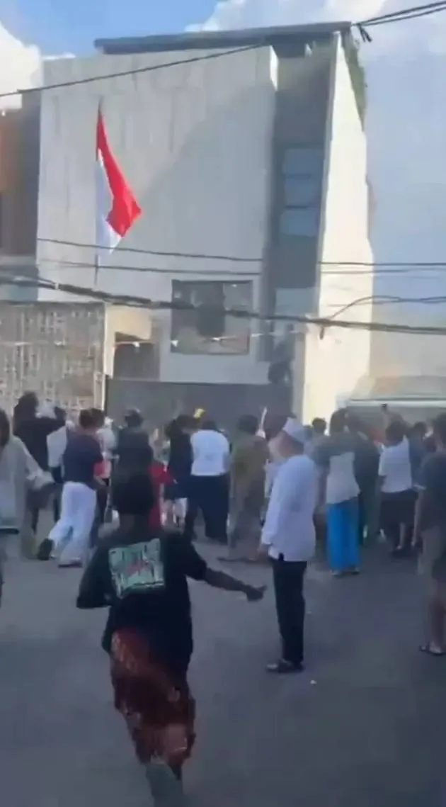 Rumah Ahmad Sahroni digeruduk massa © 2025 berbagai sumber Rumah Ahmad Sahroni digeruduk massa © 2025 berbagai sumber