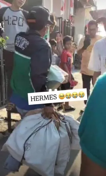 barang diduga jarahan dari rumah Ahmad Sahroni © X barang diduga jarahan dari rumah Ahmad Sahroni © X