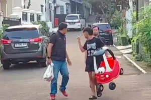 Itikad baik dua pemuda kembalikan barang jarahan tercecer ke rumah Sri Mulyani