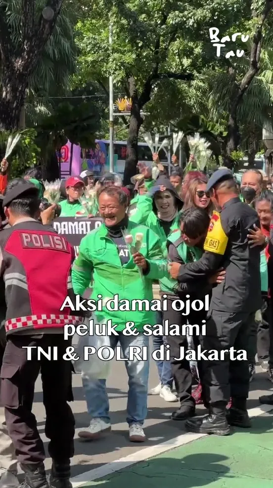 driver ojol aksi damai dengan polisi © TikTok driver ojol aksi damai dengan polisi © TikTok