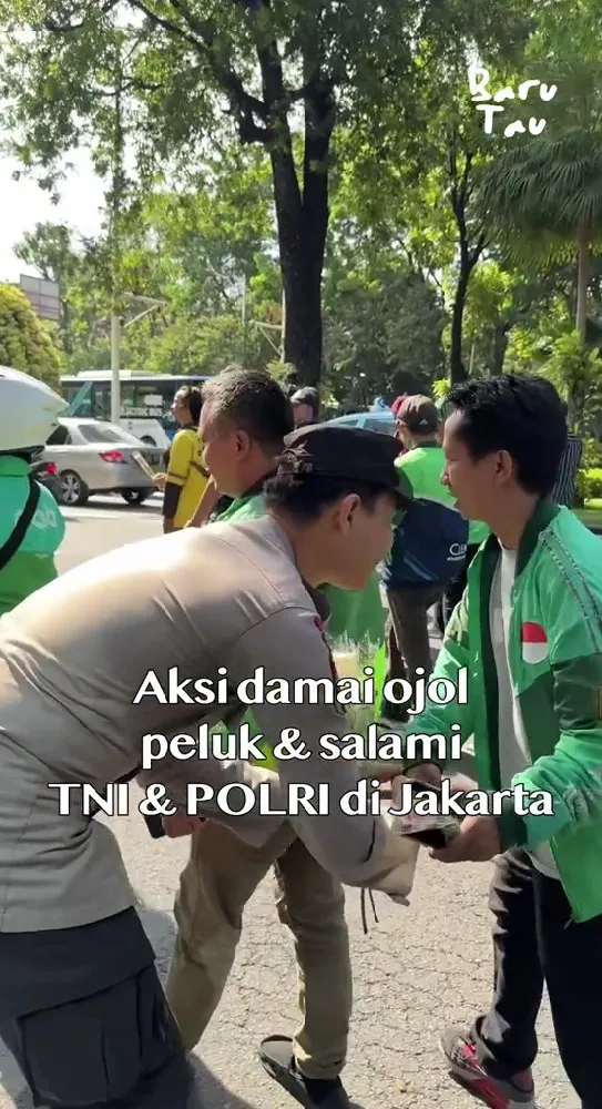 driver ojol aksi damai dengan polisi © TikTok driver ojol aksi damai dengan polisi © TikTok