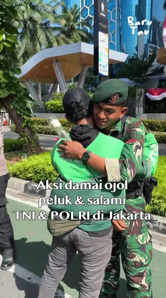 driver ojol aksi damai dengan polisi © TikTok driver ojol aksi damai dengan polisi © TikTok