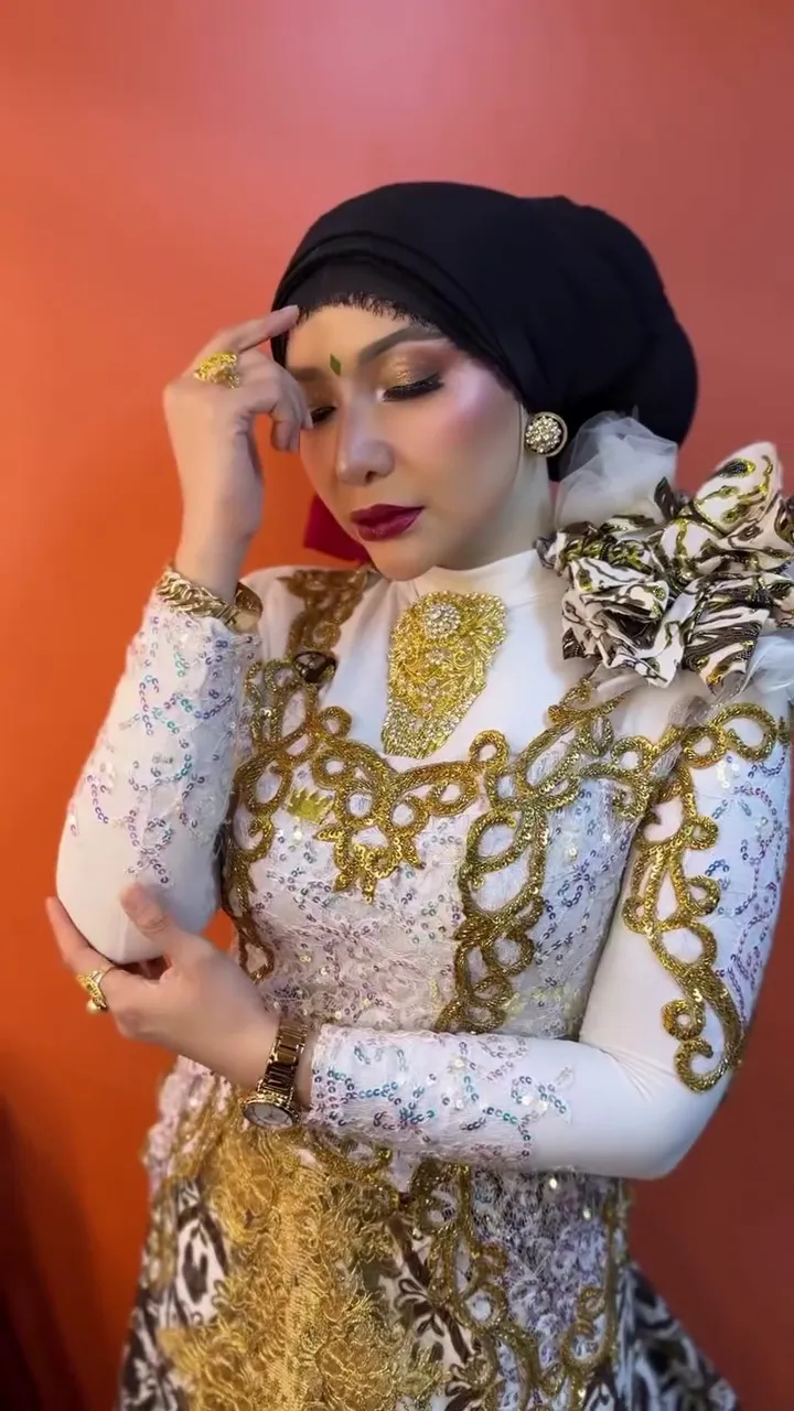 Potret terbaru Roro Fitria usai oplas © 2025 Instagram Potret terbaru Roro Fitria usai oplas © 2025 Instagram