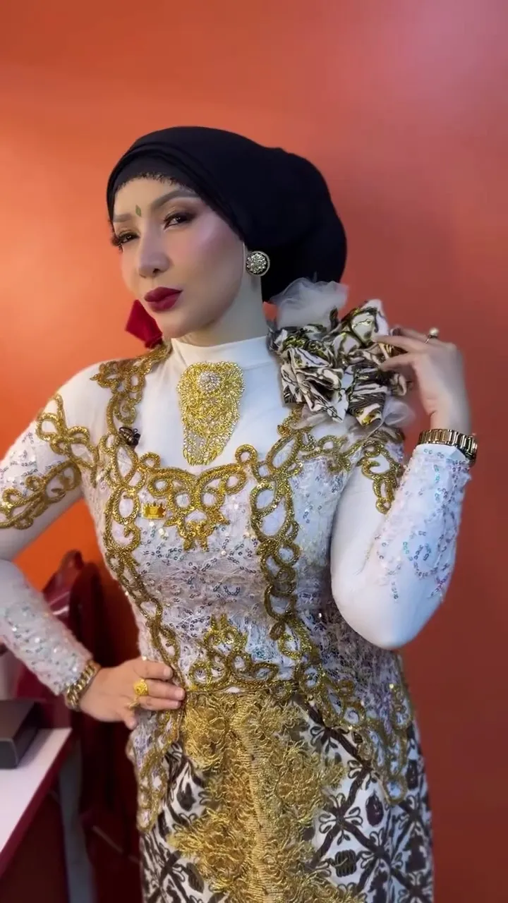 Potret terbaru Roro Fitria usai oplas © 2025 Instagram Potret terbaru Roro Fitria usai oplas © 2025 Instagram