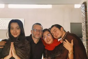 Paras gantengnya bikin terpana, begini potret masa muda ayah 10 seleb blasteran