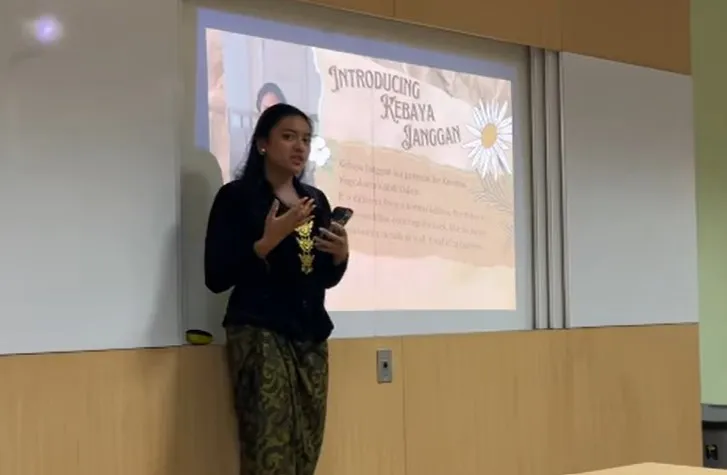 potret cantik anak penyanyi saat pakai kebaya © berbagai sumber potret cantik anak penyanyi saat pakai kebaya © berbagai sumber