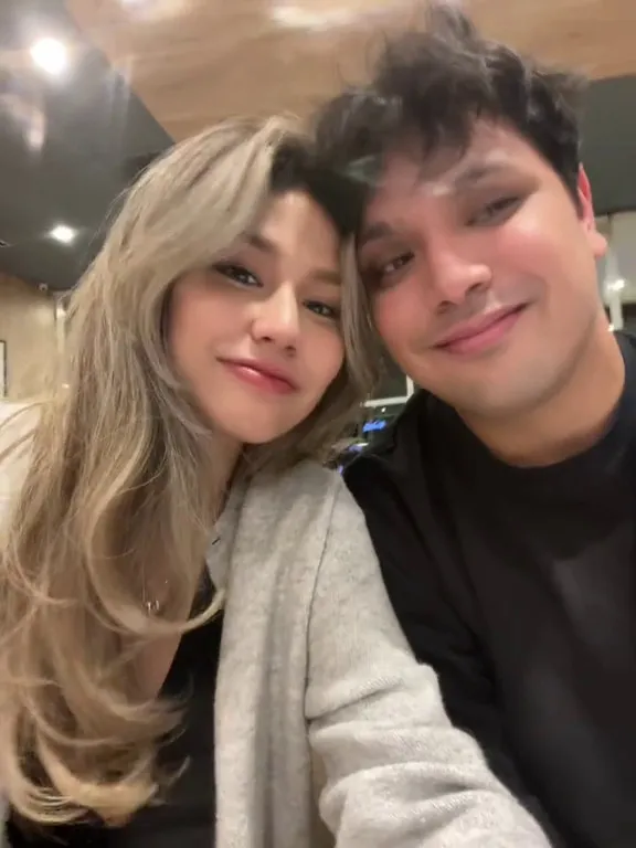 Potret Philo Paz dan pacar baru © 2025 brilio.net Potret Philo Paz dan pacar baru © 2025 brilio.net