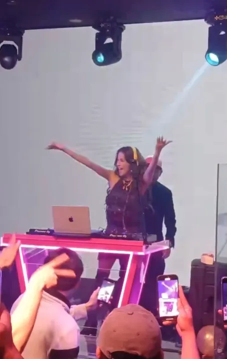 lepas hijab Olla Ramlan jadi DJ © berbagai sumber lepas hijab Olla Ramlan jadi DJ © berbagai sumber