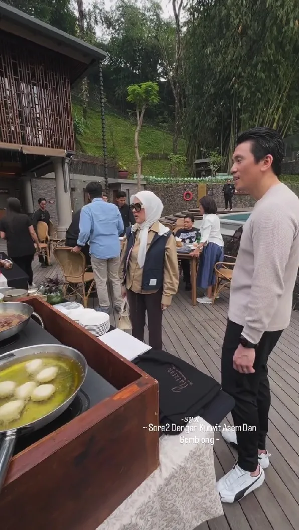 piknik cantik di kebun ala Syahrini © Instagram piknik cantik di kebun ala Syahrini © Instagram