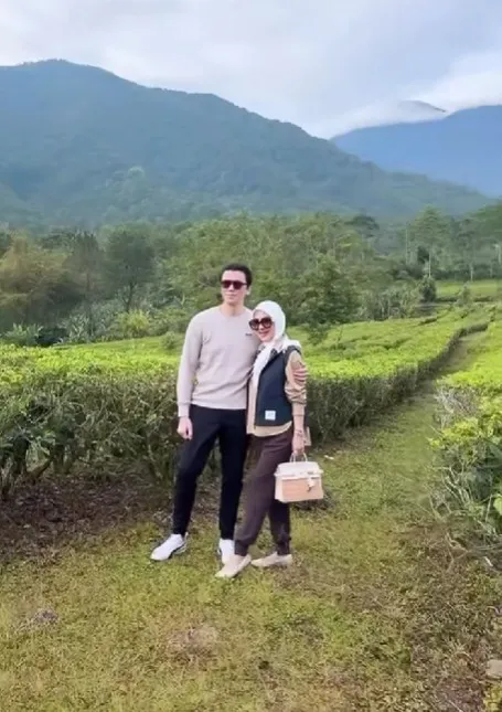 piknik cantik di kebun ala Syahrini © Instagram piknik cantik di kebun ala Syahrini © Instagram