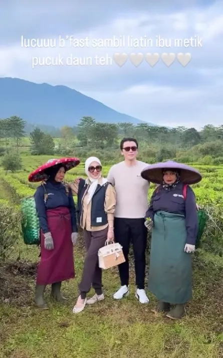 piknik cantik di kebun ala Syahrini © Instagram piknik cantik di kebun ala Syahrini © Instagram