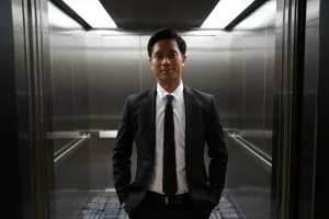 7 Prompt Gemini AI viral untuk edit foto di lift dengan jas, hasilnya keren abis