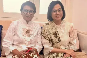 Anak sama-sama lulus dokter spesialis UI, momen kompak Sri Mulyani dan Retno Marsudi saat anak wisuda